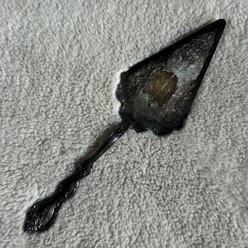 International Silver Cake Pie Server Silver Ornate Floral Scroll